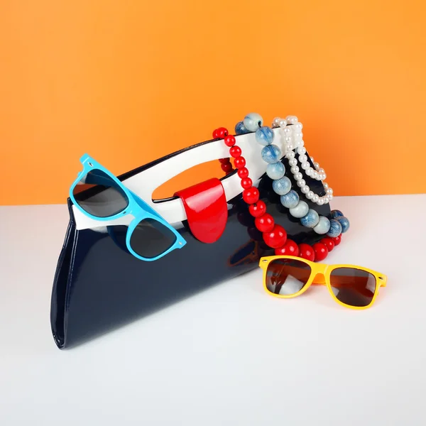 Γυναικεία αξεσουάρ μόδας. Το ύφος σας - γυαλιά ηλίου και την τσάντα μου — Φωτογραφία Αρχείου