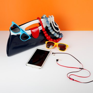 Kadın moda aksesuarları. Senin tarzın - güneş gözlüğü, el çantası, pho