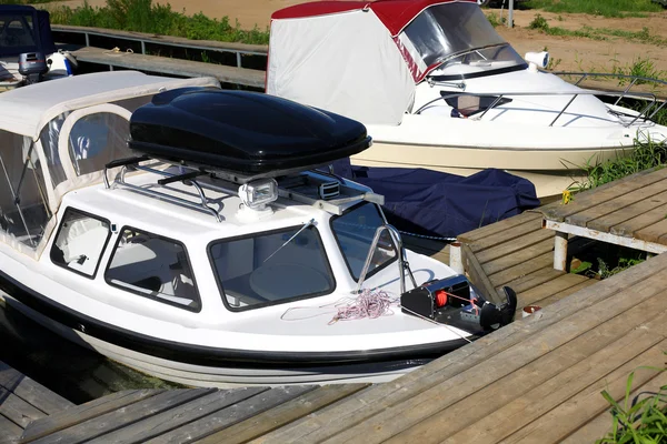 Csónakok parkoló - két csónakok a kikötői — Stock Fotó