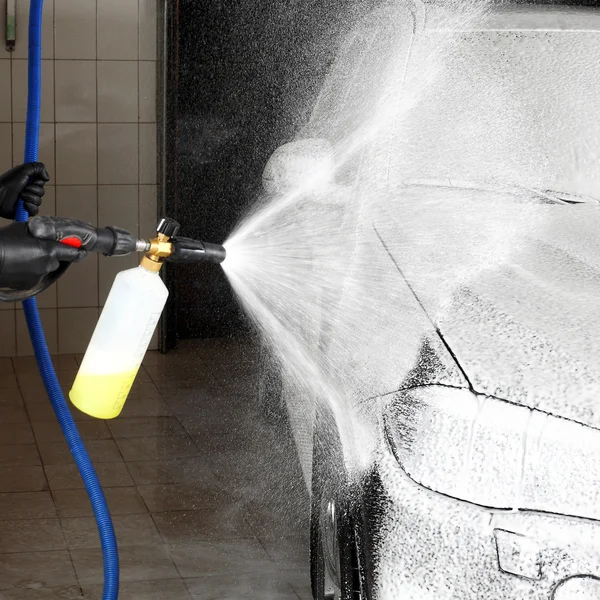 車のサービス。車高圧洗浄 — ストック写真