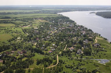 Havadan izleme - nehir kıyısında Rus Köyü