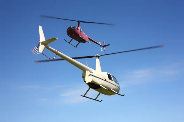 飞机在飞行中的两个小直升机 — 图库照片