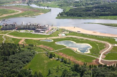 Havadan izleme - otel nehir kıyısında