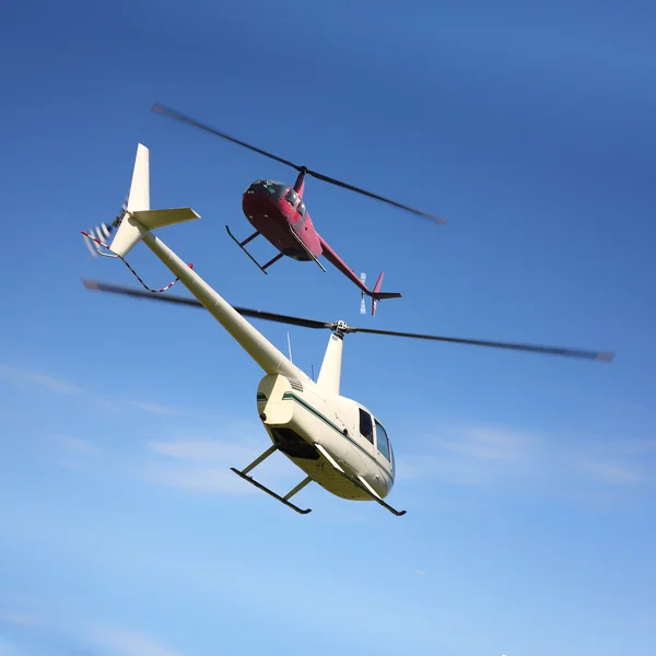 Aeronave - Dois pequenos helicópteros em voo — Fotografia de Stock