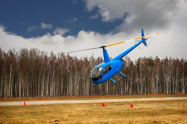 Het vliegtuig - de kleine blauwe helikopter — Stockfoto