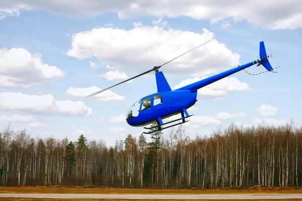 Aereo - Piccolo elicottero blu su sfondo cielo nuvoloso — Foto Stock