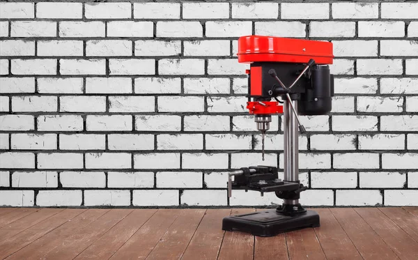 Das Metallverarbeitende Werkzeug Rote Neue Bohrmaschine Auf Einem Holztisch Und — Stockfoto