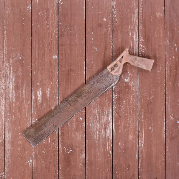 Gereedschappen Bouw Reparatie Bovenaanzicht Oude Roestige Handzaag Een Houten Ondergrond — Stockfoto