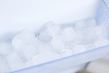 Ev aletleri - Buz İki kapılı beyaz buzdolabının içinde