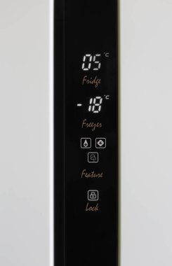 Ana cihaz - Kapalı kapaklı, beyaz arka planda iki kapılı buzdolabı dolabı. İzole edilmiş