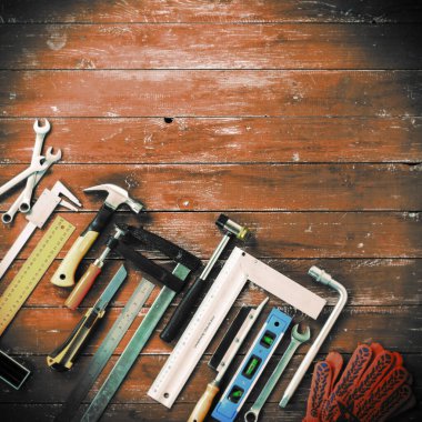 Vintage ahşap arka planda üst görünüm araçları inşa ve onarım seti