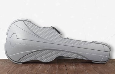 Müzik ve ses - Beyaz bir duvar ve ahşap zemin üzerinde ön görünüm gümüş akustik gitar sert çanta