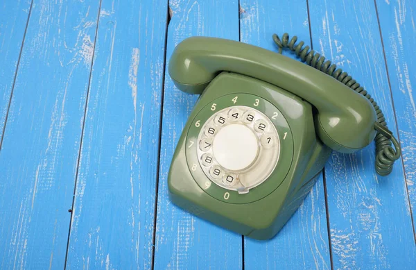 Vintage Telefony Zielony Telefon Retro Tle Niebieskiego Drewna — Zdjęcie stockowe