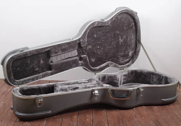 Instrumenty Muzyczne Otwarty Srebrny Futerał Gitary Akustycznej Drewnianym Białym Tle — Zdjęcie stockowe
