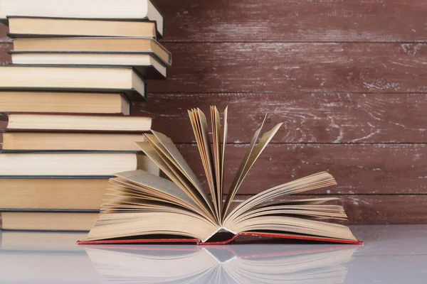 Tudomány Oktatás Nyílt Könyv Csoportos Könyvekről Fából Készült Háttérről Gondolkodva — Stock Fotó