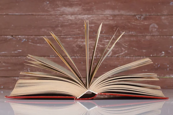 Ciência Educação Livro Aberto Fundo Madeira Com Reflexão Sobre Branco — Fotografia de Stock