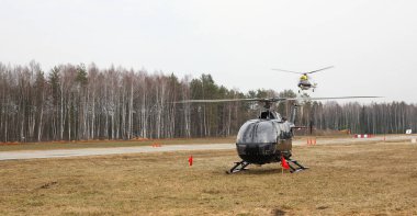 Uçak - İki helikopter sarı uçuş ve siyah park.