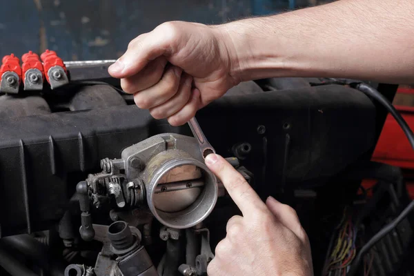 Servicio Coche Reparación Del Motor Manos Mecánicas Con Llave Desenrosca — Foto de Stock
