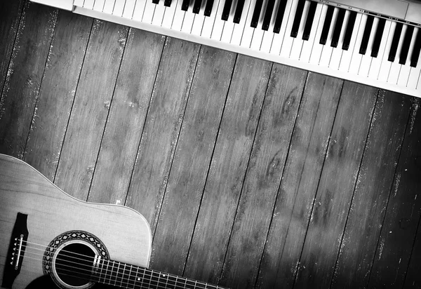Sloseup Midi 피아노 키보드와 흑백에 어쿠스틱 — 스톡 사진