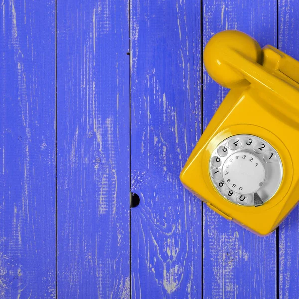 Vintage Telefonlar Üst Manzara Mavi Ahşap Arka Planda Sarı Retro — Stok fotoğraf