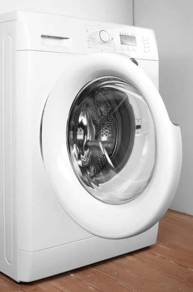 主要设备 白色和木制背景的侧视图敞开式洗衣机 — 图库照片