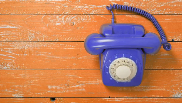 Vintage Telefonlar Üst Manzara Turuncu Ahşap Arka Planda Mavi Retro — Stok fotoğraf