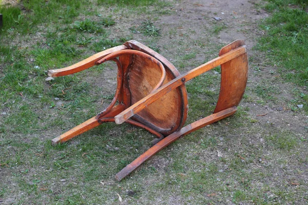 Kastas ut gamla stolen. — Stockfoto