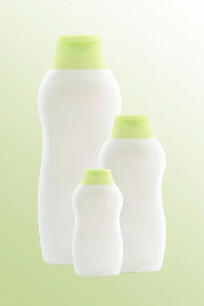 Tres botellas vacías de color verde claro. Aislado — Foto de Stock