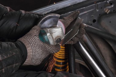 Asıl iş arkasında. Açı değirmeni