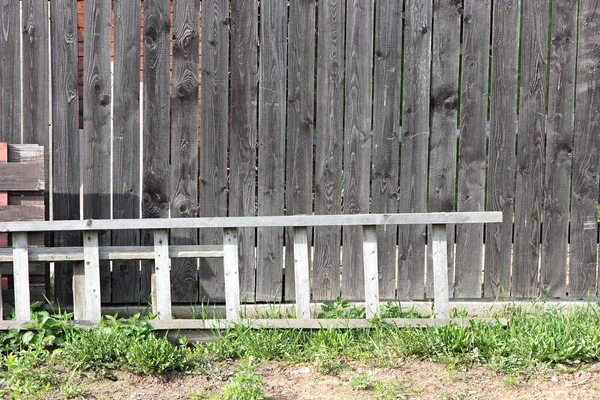 Escalera vieja cerca de una valla — Foto de Stock