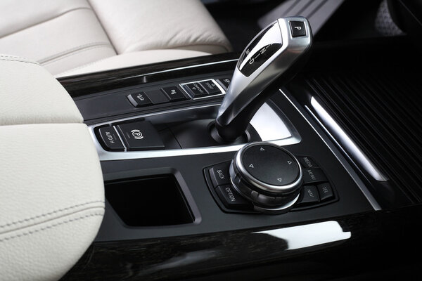 Интерьер машины. Переключатель передач 2
