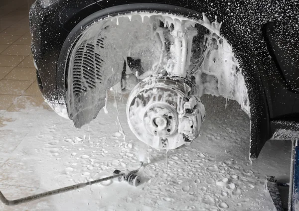 Araba Servisi. Baskı altında bir araba yıkama — Stok fotoğraf