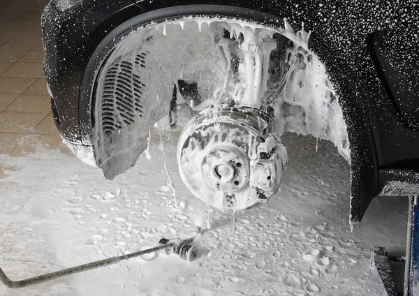 Servicio de coches. Lavado de un coche bajo presión — Foto de Stock