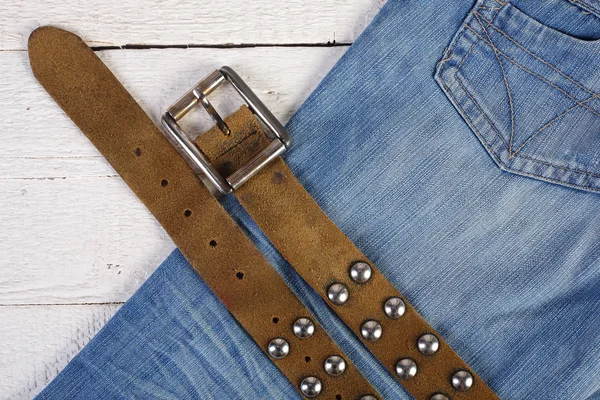 Plakalar, mavi kot pantolon ve kemer 2