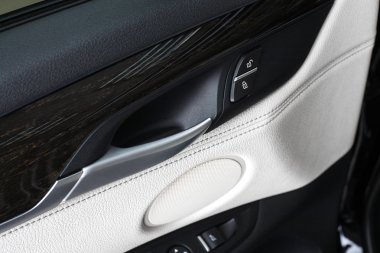 Araba iç. Kapılar 2