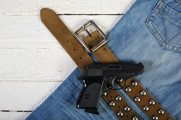 木板，手机，打火机，枪，蓝色牛仔裤和皮带 2 — 图库照片