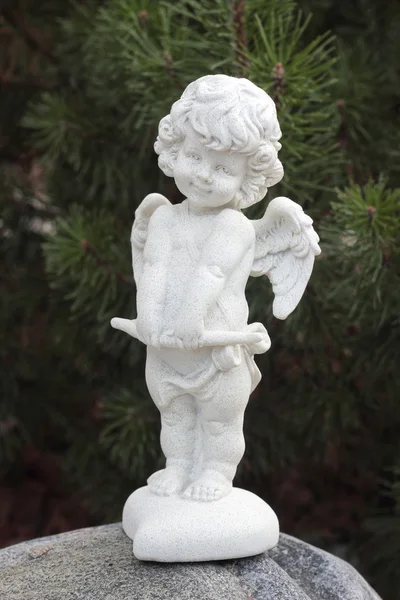Figurera av Cupid på en sten — Stockfoto