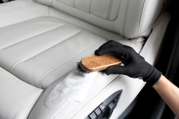 Servicio de coches. El lavado del interior por el pincel —  Fotos de Stock