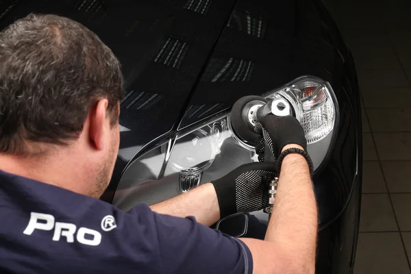 Servicio de coches. Pulido de la óptica del coche — Foto de Stock