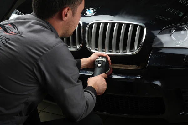 Car service. Polishing of the bumper car — Stock Photo, Image