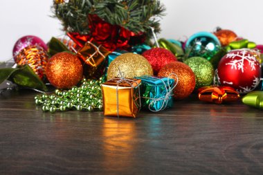 Noel ve yeni yıl ayarlayın. Küreler ve köknar ahşap konisi