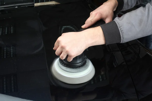 Servicio de coches. Pulido de los trabajadores del coche — Foto de Stock