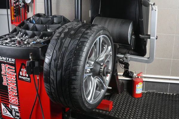 Servicio de coches. Equilibrio neumático máquina rueda — Foto de Stock