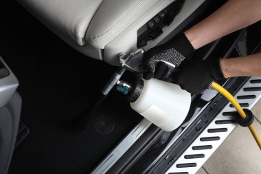 Araba Servisi. İşçi tarafından özel bir temizleyiciler İçişleri yıkama