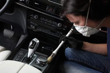 Araba Servisi. Bir fırça ile iç temizlik