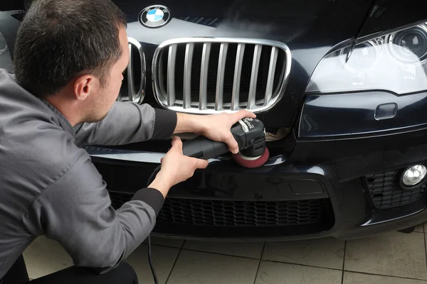 Service de voiture. Polissage de la voiture pare-chocs — Photo