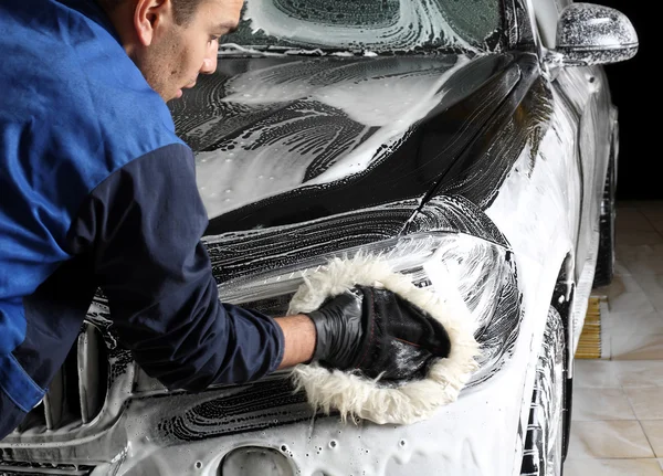 Servicio de coches. El lavado del coche de la esponja grande — Foto de Stock