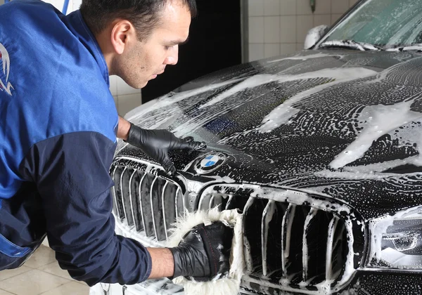 車のサービス。車の大きなスポンジの洗浄 — ストック写真