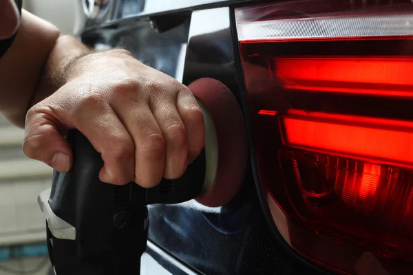 Service de voiture. Polissage de l'optique arrière de la voiture — Photo