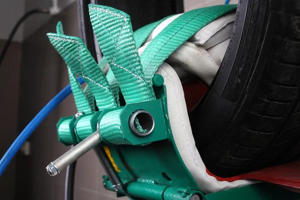 車のサービス。タイヤの加硫の修理 — ストック写真